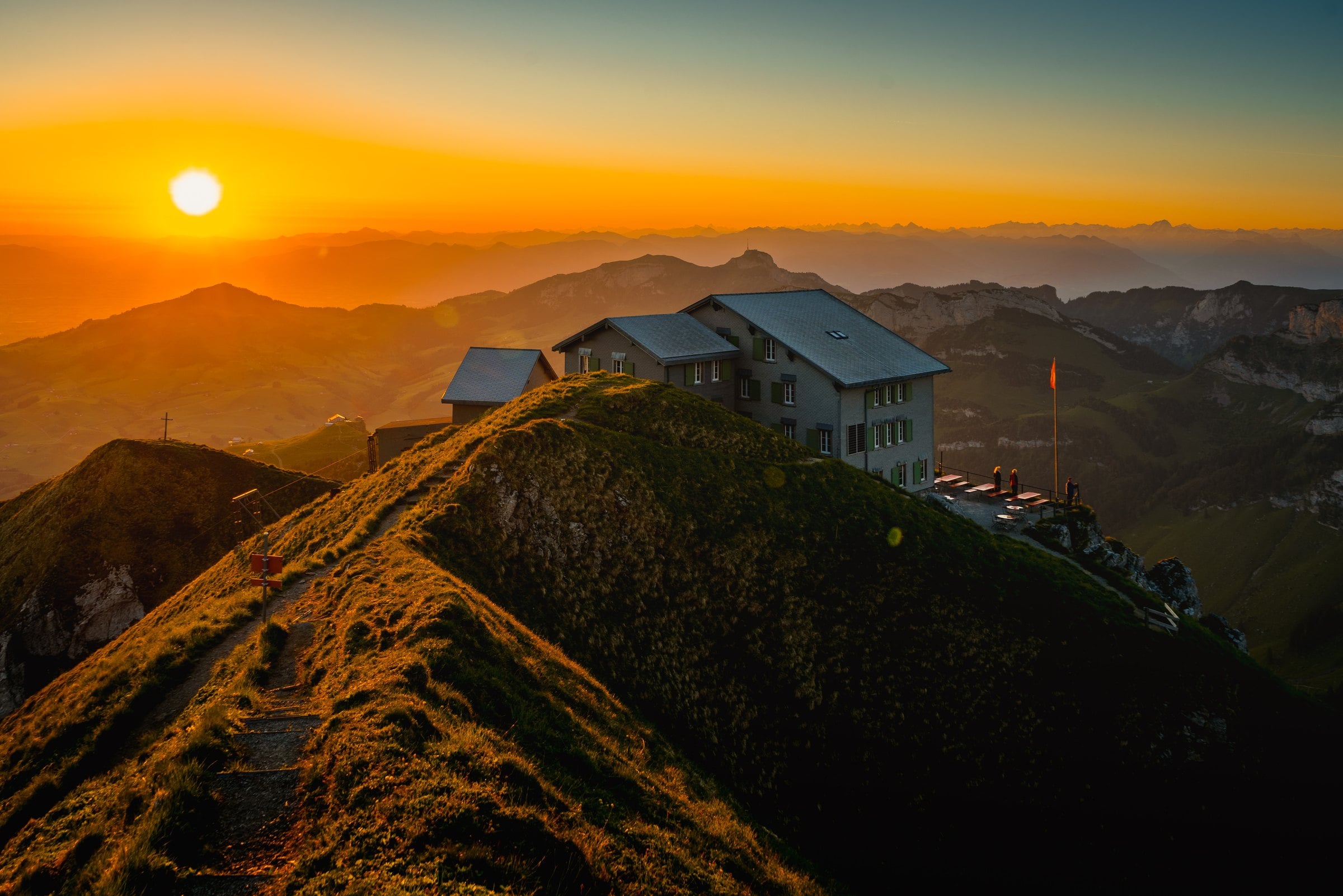 Berggasthaus Schäfler auf dem Grat im Abendlicht